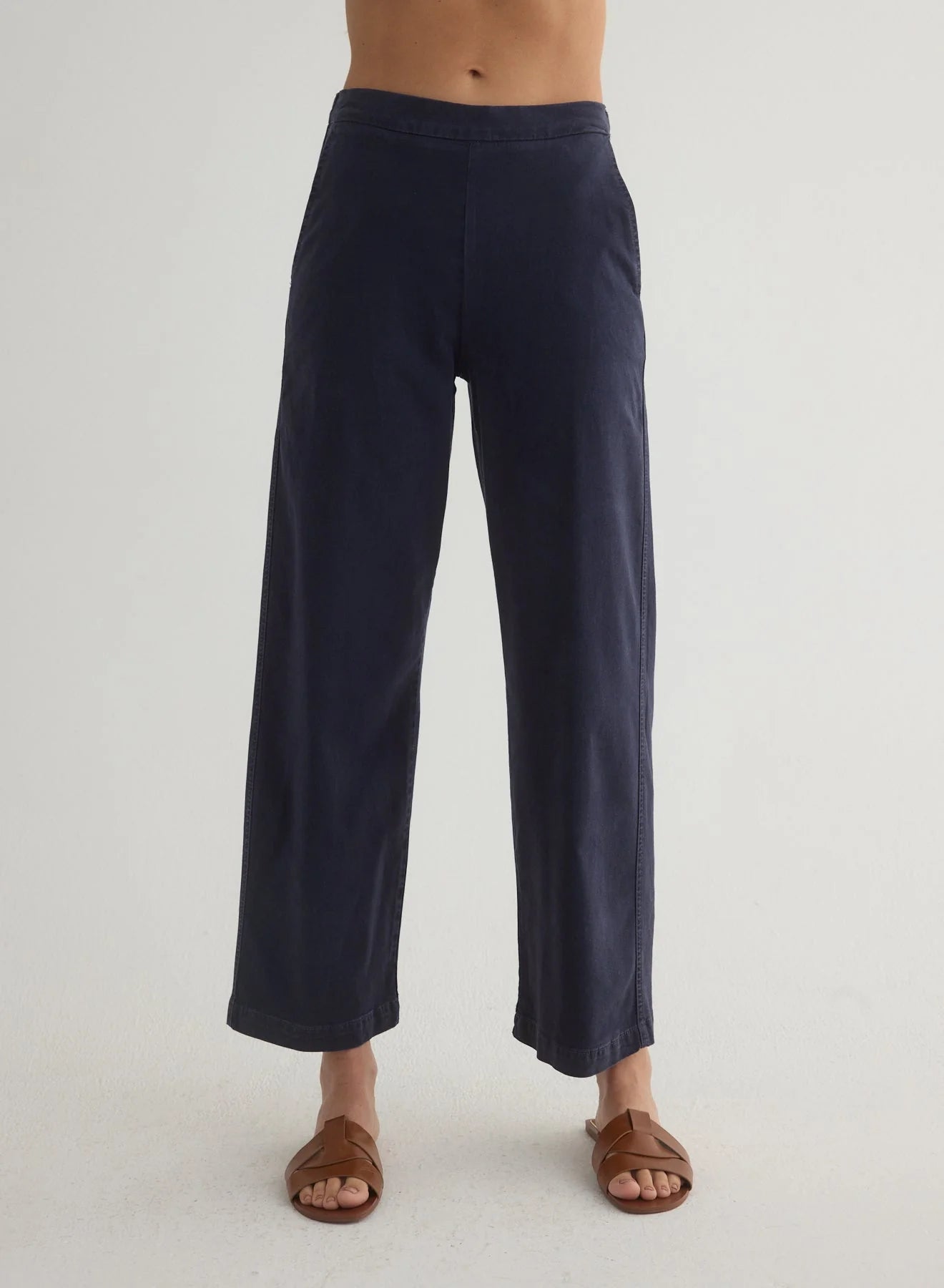 Bella dahl Clean Front Wide Leg Crop Pant in Navy